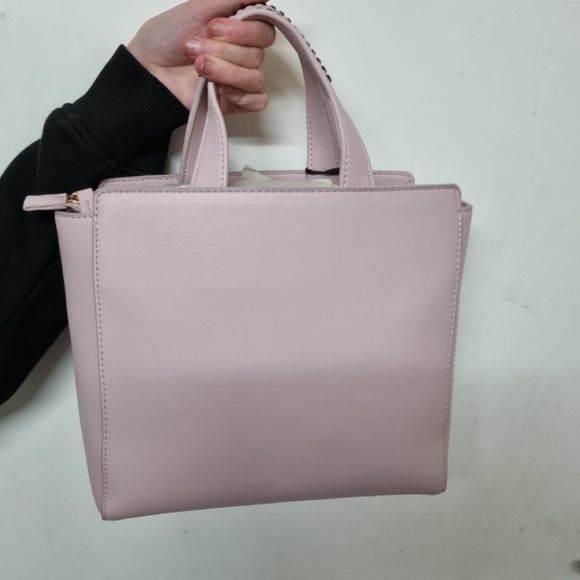 Light pink /black valentino bagMedium sized Detachable strap. - Picture 2 of 3